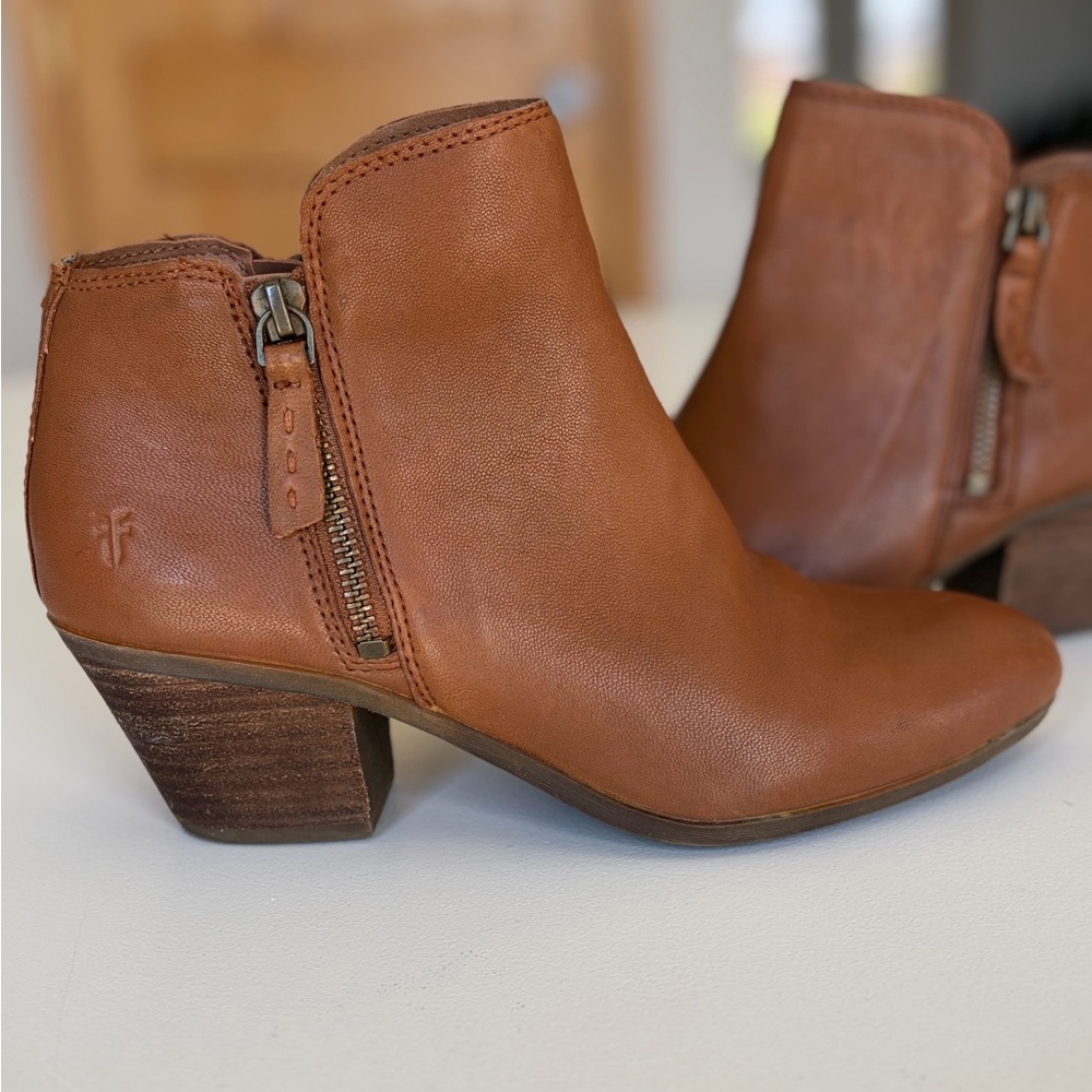 Women's Judith  FRYE Tan Leather Ankle Bootie with Double Side Zippers